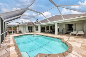 A heated pool - Tropical Paradise - 2465 Lemon Ave (Englewood)
