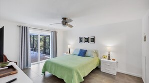 3 bedrooms, desk, iron/ironing board, free WiFi - Blue Beach Bungalow - 2125 Alamander Ave. (Englewood)