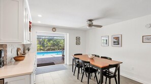 Dining - Blue Beach Bungalow -Great walk to the beach home (Englewood)