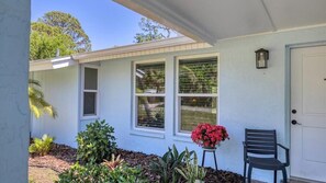 Exterior - Blue Beach Bungalow -Great walk to the beach home (Englewood)