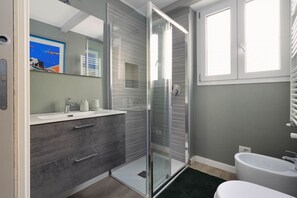 Douche, sèche-cheveux, bidet, serviettes fournies