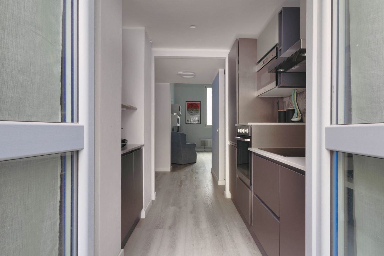 Frigorífico, microondas, horno y placa de cocina