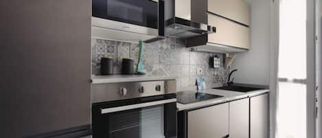 Refrigerador, microondas, horno y parrilla de estufa