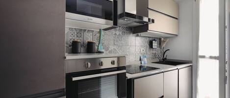 冰箱、微波炉、烤箱、炉灶