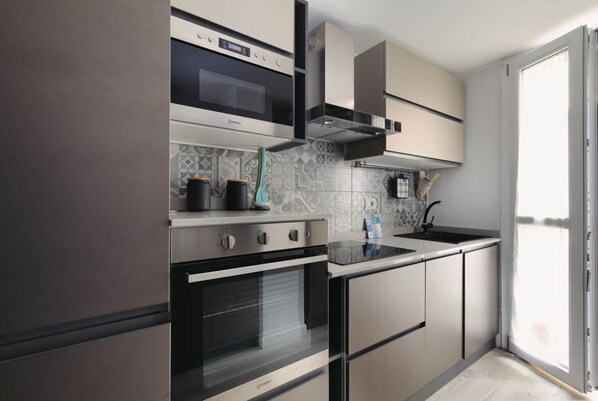 Fridge, microwave, oven, stovetop