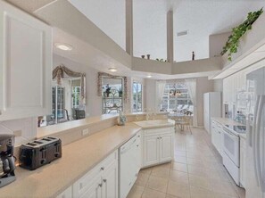 Fridge, microwave, oven, stovetop - Gulf Coast Getaway - spacious home with great private gardens, close to beach (Englewood)