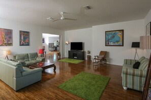 Smart TV - Ellie's Garden - huge pool overlooking parklike garden (Englewood)