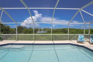 A heated pool - Beach Tracker - Unwind and relax enjoying the beautiful views of Lemon Bay. (Englewood)