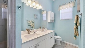 Dusj, hårføner og håndklær