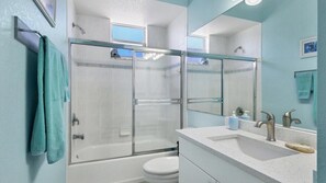 Shower, hair dryer, towels - Salty Sea Breeze - short walk to Manasota Beach (Englewood)