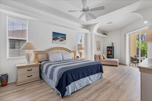 4 bedrooms, iron/ironing board, free WiFi, bed sheets - Parrot's Paradise - spacious walk to beach pool home with privacy (Englewood)