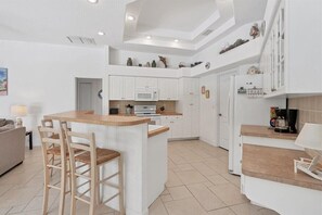 Fridge, microwave, oven, stovetop - Parrot's Paradise - spacious walk to beach pool home with privacy (Englewood)