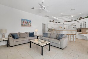 Smart TV - Parrot's Paradise - 2660 Lemon Ave (Englewood)