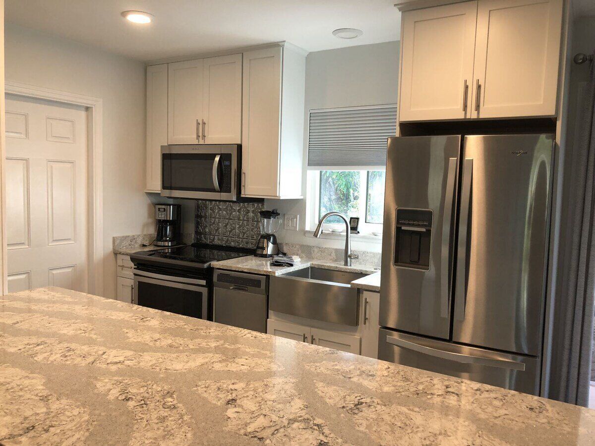 Frigorífico, microondas, horno y placa de cocina