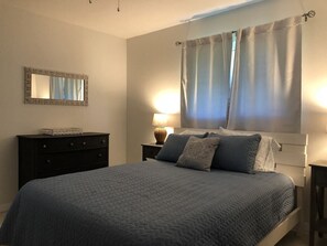 1 bedroom, iron/ironing board, free WiFi, bed sheets - Manasota Beach Breeze - super cute walk to beach home (Englewood)