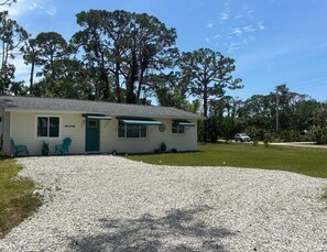 Exterior - Manasota Beach Breeze - super cute walk to beach home (Englewood)