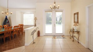 Interior - Sand Castle - close to beaches, shopping (Englewood)