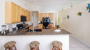 Private kitchen - Sand Castle - close to beaches, shopping (Englewood)