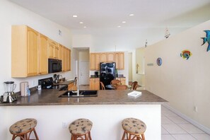 雪櫃、微波爐、焗爐、爐具