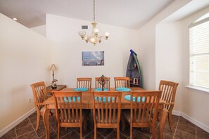 Dining - Sand Castle - close to beaches, shopping (Englewood)