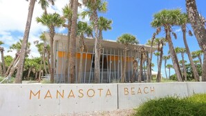 Un bâtiment sur lequel on peut lire les mots « MANASOTA BEACH » sur un mur.