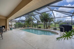 A heated pool - Paradise Found - Enjoy sunny afternoons in this beautifully decorated pool home (Rotonda West)