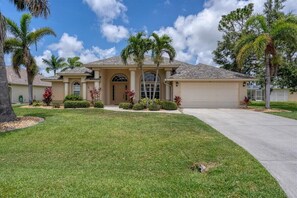 Exterior - Paradise Found - Enjoy sunny afternoons in this beautifully decorated pool home (Rotonda West)