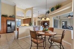 Dining - Paradise Found - Enjoy sunny afternoons in this beautifully decorated pool home (Rotonda West)