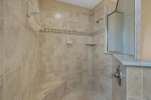 Douche, sèche-cheveux, serviettes fournies