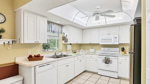 Fridge, microwave, oven, stovetop - Beachcomber's - 7013 Sea Mist (Port Charlotte)