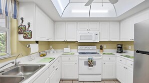 Fridge, microwave, oven, stovetop - Beachcomber's - 7013 Sea Mist (Port Charlotte)