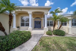 Exterior - Pine Valley - Spacious Rotonda home overlooking lake (Rotonda West)