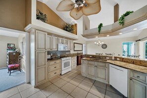 雪櫃、微波爐、焗爐、爐具