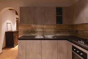 Oppvaskmaskin, kaffetrakter/tekoker, kjøkkenutstyr og spisebord