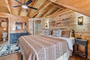 2 عدّة غرف نوم وواي فاي مجانًا وملاءات أسرّة