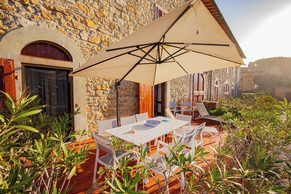 Outdoor dining - 50 steps from the Mare Superior (Orbetello)