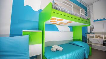 Quarto com beliche, escrivaninha e cadeira.