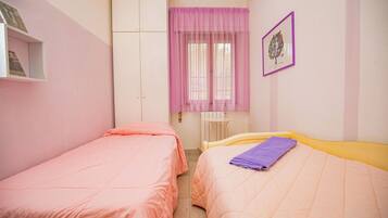 2 Schlafzimmer, BĂŒgeleisen/BĂŒgelbrett, kostenloses WLAN, BettwĂ€sche