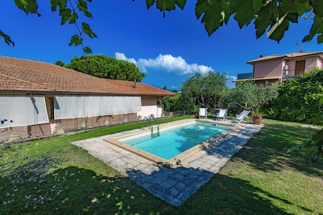 Piscine. Appartement bord de mer à Bengodi