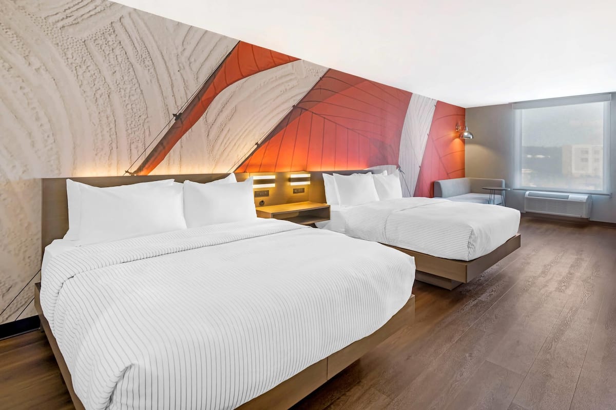 Standaard kamer, 2 queensize bedden, niet-roken | Een laptopwerkplek, een strijkplank/strijkijzer, gratis wifi, beddengoed