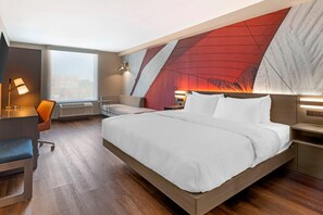 Een laptopwerkplek, een strijkplank/strijkijzer, gratis wifi, beddengoed