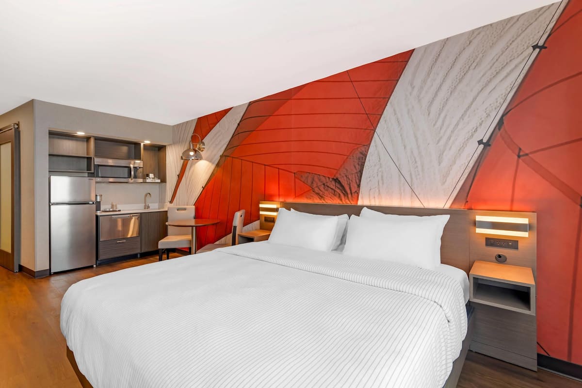 Laptop workspace, iron/ironing board, free WiFi, bed sheets