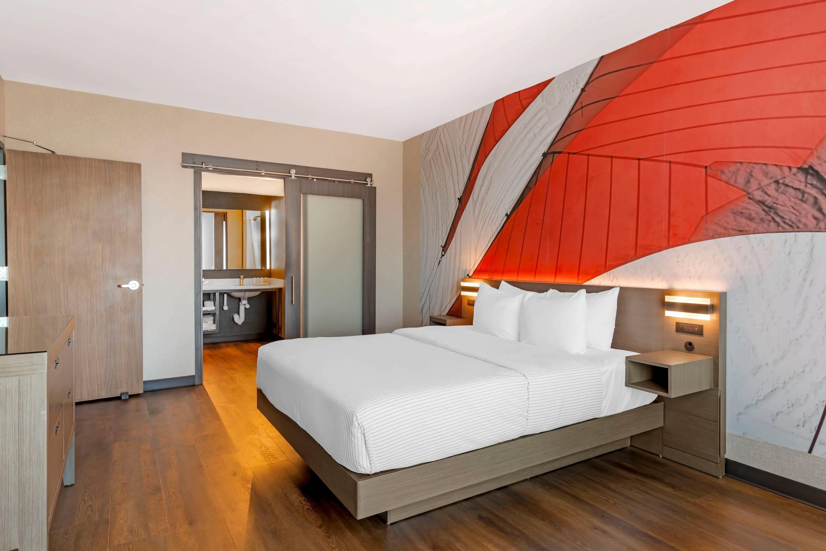 Suite, 1 kingsize bed, niet-roken (Accesible) | Een laptopwerkplek, een strijkplank/strijkijzer, gratis wifi, beddengoed