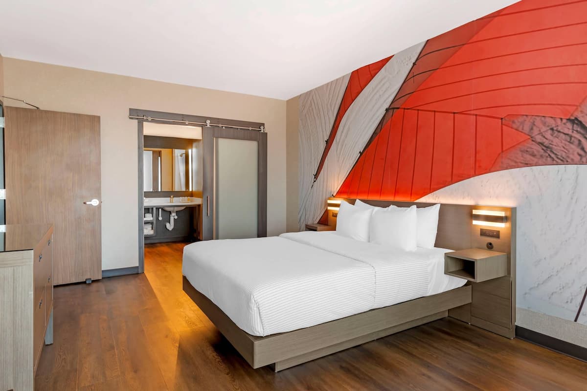 Suite, 1 kingsize bed, niet-roken (Accesible) | Een laptopwerkplek, een strijkplank/strijkijzer, gratis wifi, beddengoed