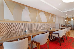 Lobby - Cambria Hotel & Suites Plymouth (Plymouth)