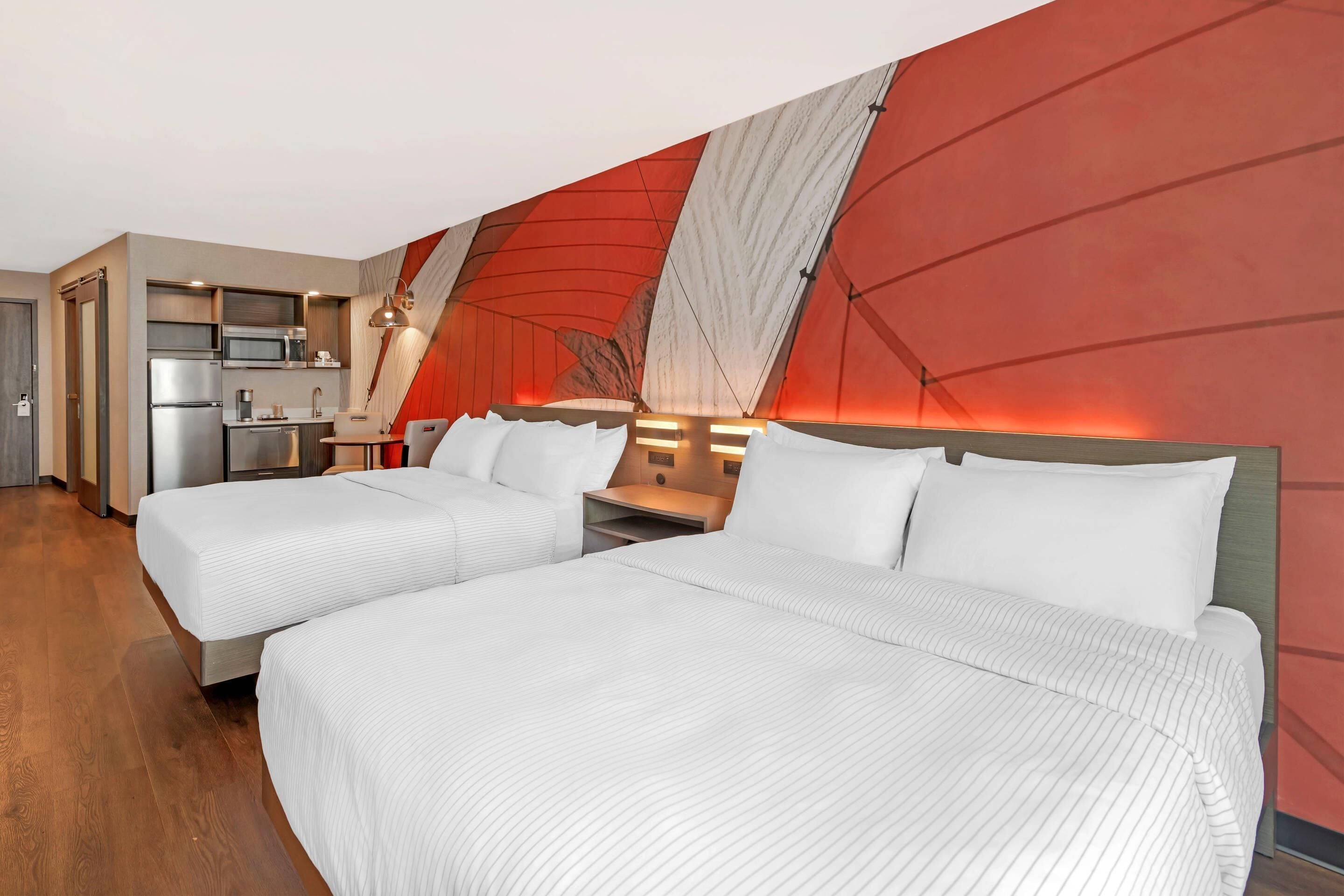 Espacio para trabajar con laptop y tabla de planchar con plancha 