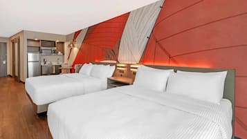 Espacio para trabajar con laptop y tabla de planchar con plancha