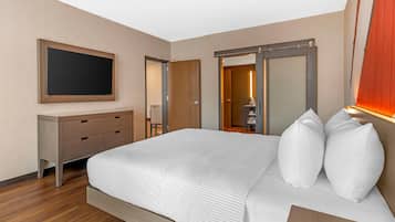 Suite, 1 King Bed, Non Smoking (Accesible)