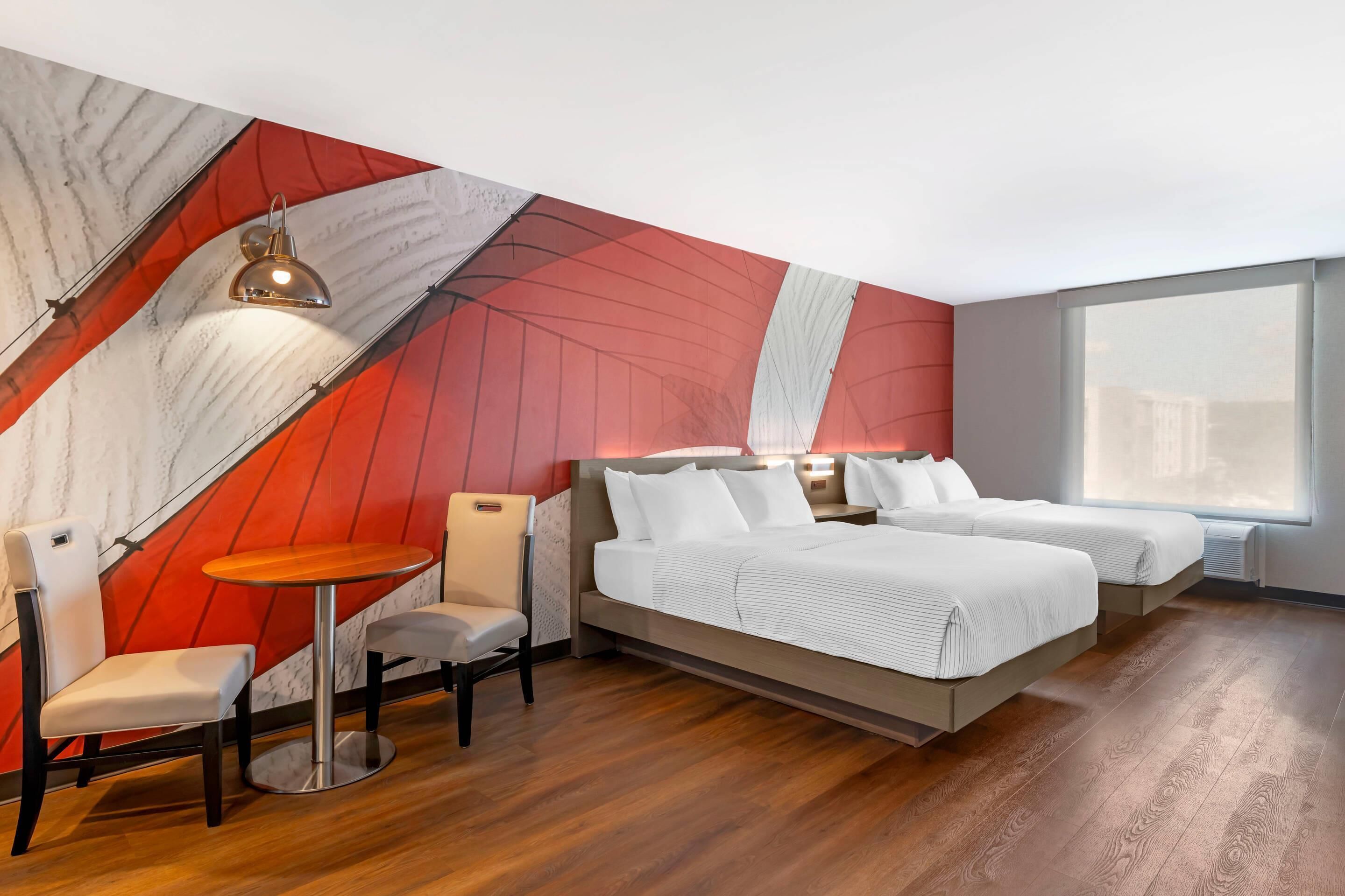 Een laptopwerkplek, een strijkplank/strijkijzer, gratis wifi, beddengoed