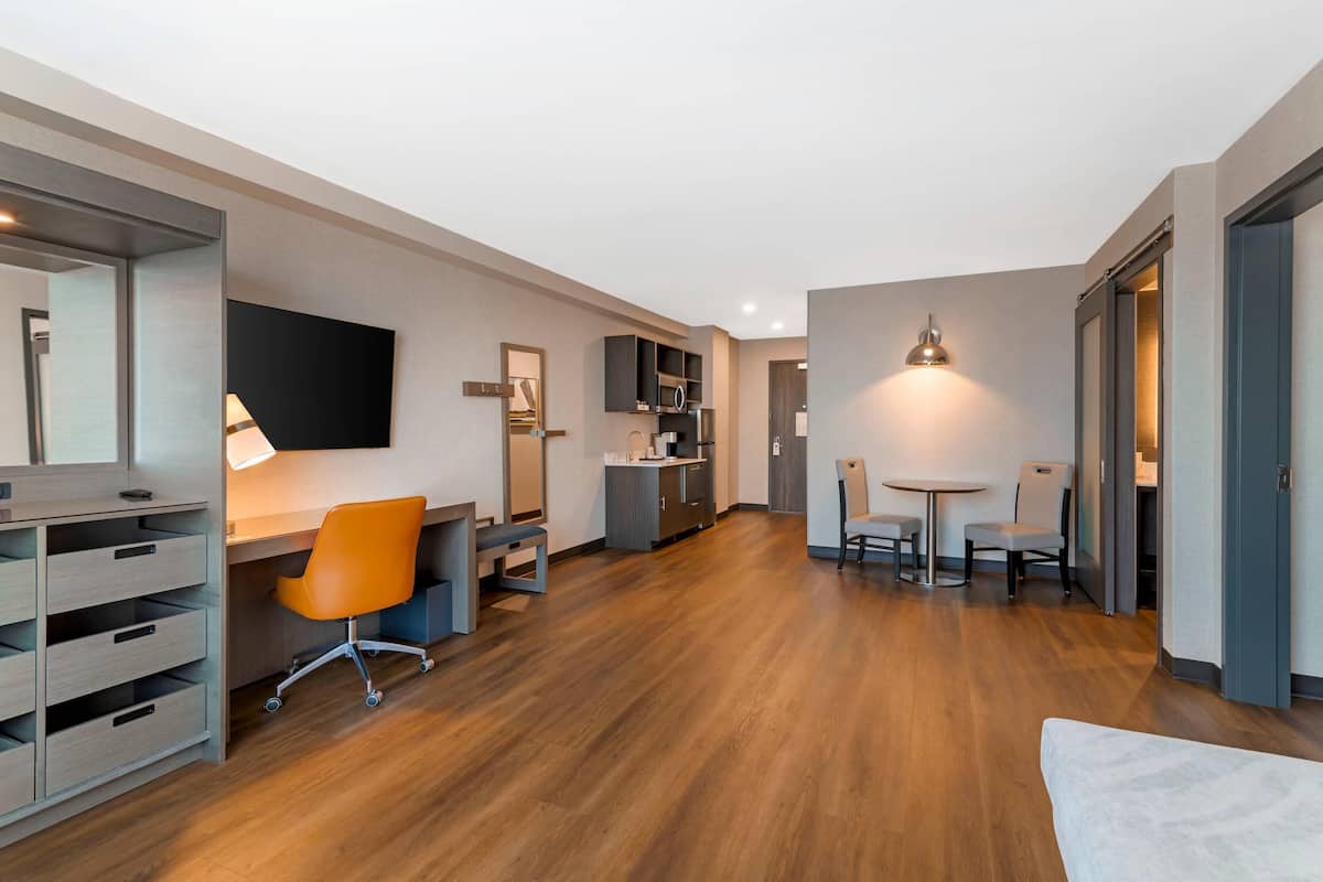 Suite, 1 kingsize bed, niet-roken (Efficiency) | Een laptopwerkplek, een strijkplank/strijkijzer, gratis wifi, beddengoed